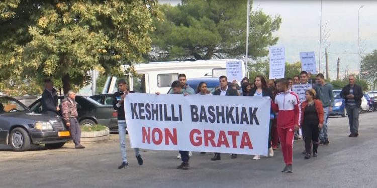 Një protestë simpatike në Gjirokastër, Gramoz Braho shpall “non grata” Këshillin Bashkiak tani që nuk është më pjesë e tij