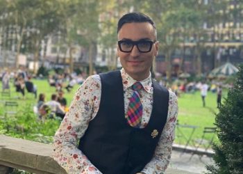 Me buzë rozë dhe lopatë në duar, biznesmeni gay nga Tepelena mesazh për deputetin: Kujtimi më la në fshat, se Gramozi nuk e pranoi kërkesën