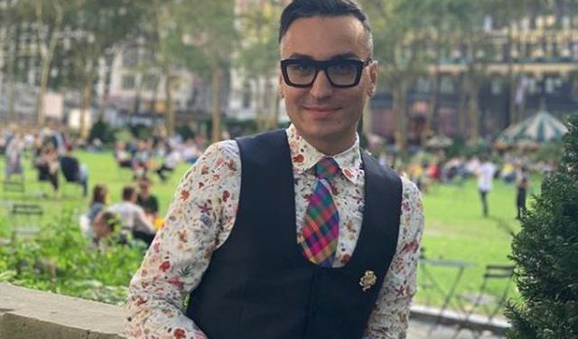 Me buzë rozë dhe lopatë në duar, biznesmeni gay nga Tepelena mesazh për deputetin: Kujtimi më la në fshat, se Gramozi nuk e pranoi kërkesën