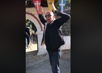 Prokuroria e Gjirokastrës vë nën hetim idiotin nga Derviciani, që kërcënoi gazetarët shqiptarë në Bularat (VIDEO)