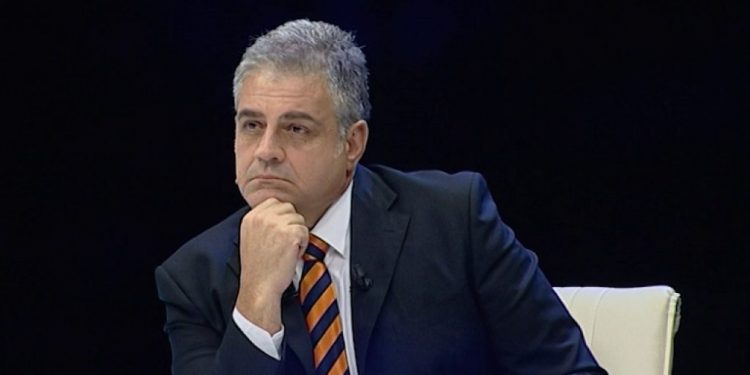 “Burra që shisni gratë tek dashnoret, ju lanë si qen, laheshit me sapunin e Rrogozhinës”