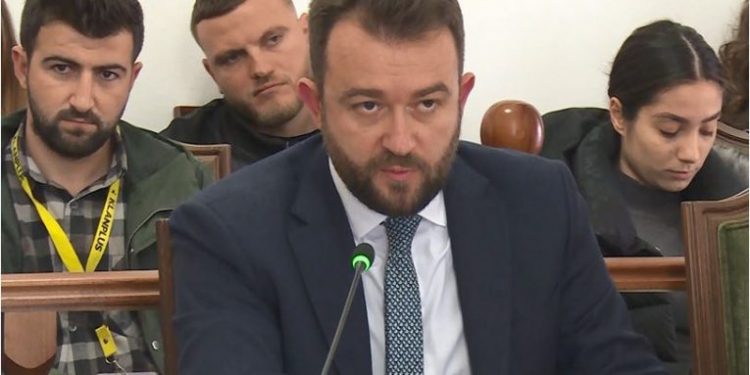 Dorëhiqet 7 muaj pasi mori detyrën drejtori i Doganave, ja kush e zëvendëson