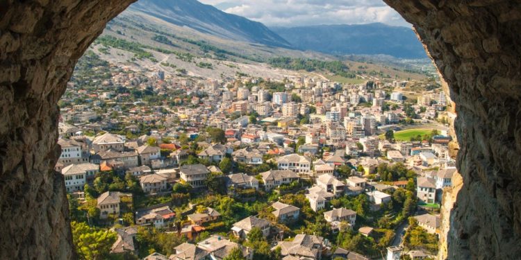 Udhëtim në Shqipëri, një vend i plagosur nga diktatura