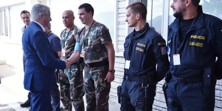 Ministri Lleshaj në Kakavijë, takon oficerët e FRONTEX (VIDEO)