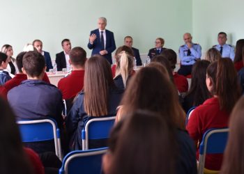 Ministri Lleshaj, bashkëbisedim me gjimnazistët në Tepelenë (VIDEO)