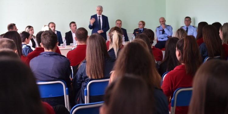 Ministri Lleshaj, bashkëbisedim me gjimnazistët në Tepelenë (VIDEO)