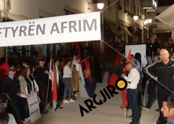 Çfarë po ndodh në Gjirokastër, pazari ‘mbushet’ me flamuj të Serbisë (FOTO)