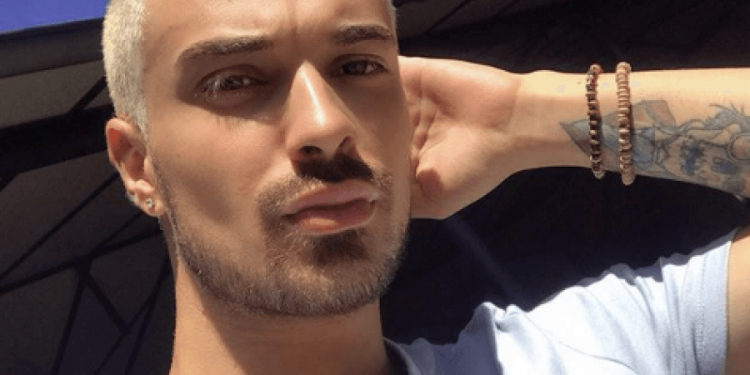 Grimieri shqiptar e pranon se është gay