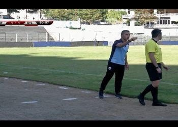 Çudira në Gjirokastër! Nuk kryhet ndërrimi për shkak të tabelës elektronike, acarohet trajneri grek