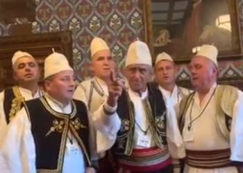 Goliku i Tepelenës këngë për Evropën nga parlamenti britanik: Pse na sheh me bisht të syrit (VIDEO)