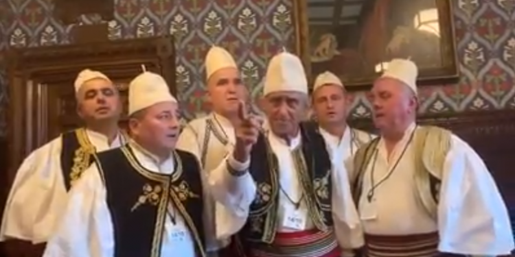 Goliku i Tepelenës këngë për Evropën nga parlamenti britanik: Pse na sheh me bisht të syrit (VIDEO)