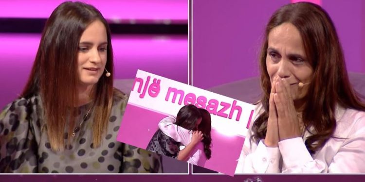 Historia prekëse! E pa në ëndërr, pas shumë vitesh kërkime, bashkohen mes lotëve nënë e bijë (VIDEO)