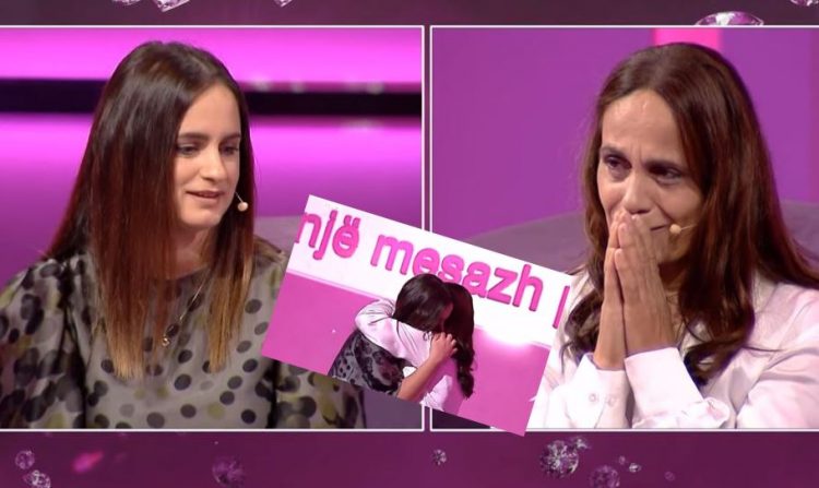 Historia prekëse! E pa në ëndërr, pas shumë vitesh kërkime, bashkohen mes lotëve nënë e bijë (VIDEO)