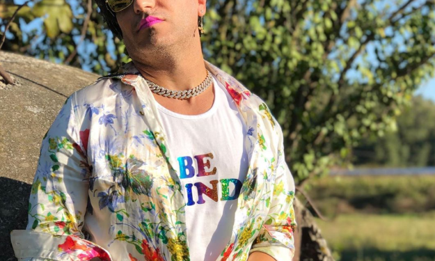 Biznesmeni gay nga Tepelena shtrihet mbi bunkerë: Brigadier eja dhe më shkep (FOTO)