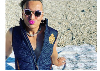 Biznesmeni gay nga Tepelena nxjerr shalët në plazhin e Ksamilit, tallet me nënën e Kacifës dhe Vangjel Dulen. Ja çfarë shkruan (FOTO)