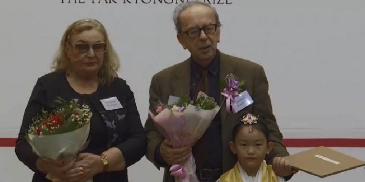 Koreja e Jugut nderon me çmim shkrimtarin Ismail Kadare