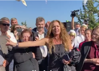 Incident në Bularat, policia ndalon motrën e Kacifasit. Mbante në duar banerin: Këtu jemi në Greqi