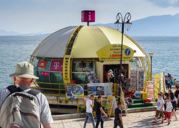 E habitshme/ Shqiptarët duan të largohen, turistët kërkojnë të blejnë shtëpi në Sarandë (VIDEO)