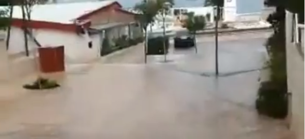 Reshjet e shiut, përmbyten disa rrugë në Sarandë