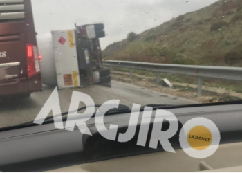 Përmbyset autoboti me gaz në Qafën e Muzinës, dyshohet se shoferi ishte i dehur (FOTO)