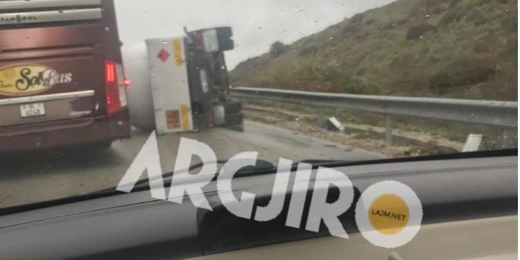 Përmbyset autoboti me gaz në Qafën e Muzinës, dyshohet se shoferi ishte i dehur (FOTO)