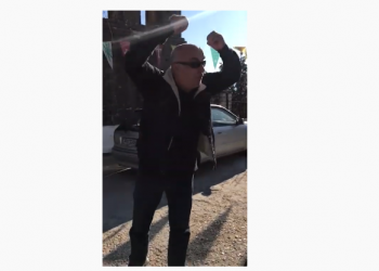 Një idiot dhe nacionalist i sëmurë sulmon gazetarët shqiptarë në Bularat: Ikni qërohuni këtej, jeni turq (VIDEO)