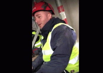 Me lot në sy e zërin që i dridhet, shqiptari i këndon me mall nënës nga kurbeti (VIDEO)