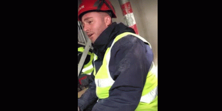 Me lot në sy e zërin që i dridhet, shqiptari i këndon me mall nënës nga kurbeti (VIDEO)