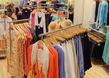 Veshjet kineze dhe turke mbushin tregun shqiptar