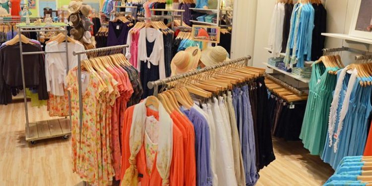 Veshjet kineze dhe turke mbushin tregun shqiptar