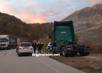 Aksident në rrugën Tepelenë-Gjirokastër, shihni çfarë i ka ndodhur këtij kamioni (FOTO)
