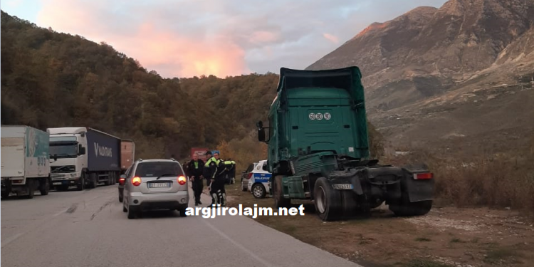 Aksident në rrugën Tepelenë-Gjirokastër, shihni çfarë i ka ndodhur këtij kamioni (FOTO)