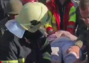 Tërmeti, pas disa orësh kërkimesh nxirret gjallë nga rrënojat një vajzë në Thumanë