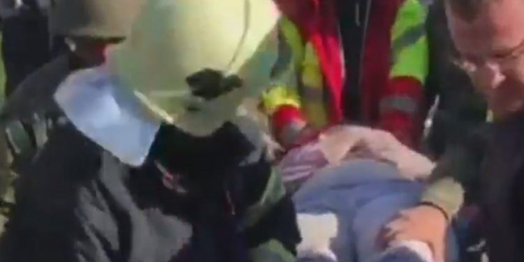 Tërmeti, pas disa orësh kërkimesh nxirret gjallë nga rrënojat një vajzë në Thumanë