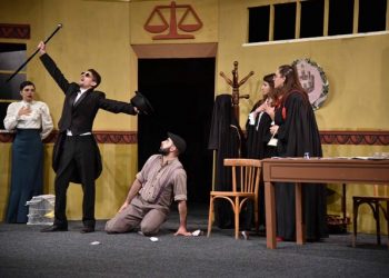Studentët nga Vlora sjellin “La patente” në teatrin e Gjirokastrës