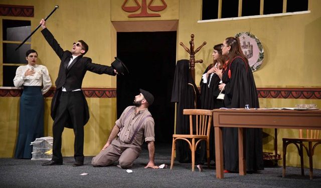 Studentët nga Vlora sjellin “La patente” në teatrin e Gjirokastrës