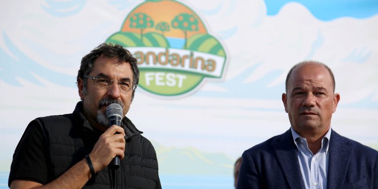 Festa e Mandarinës në Konispol, Çuçi jep lajmin për investimin në kanali vaditës të Janjarit  (FOTO)