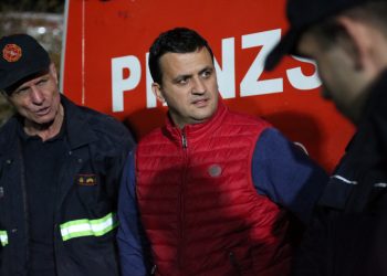 Flamur Golemi shkon në Durrës, ja çfarë ndihme do të ofrojë Bashkia Gjirokastër për familjet e prekura nga tërmeti