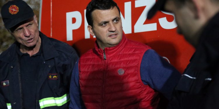 Flamur Golemi shkon në Durrës, ja çfarë ndihme do të ofrojë Bashkia Gjirokastër për familjet e prekura nga tërmeti