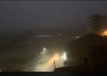 Pas tërmetit, nisin shtrëngatat e shiut