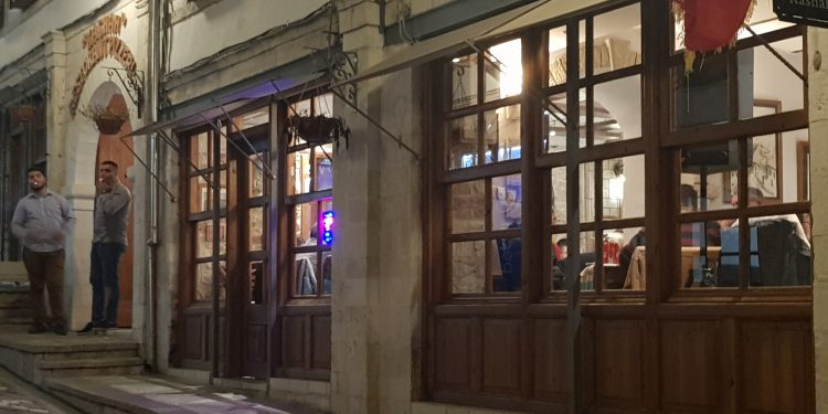 Nisma Thurje mbërrin në Gjirokastër, drejtuesit mblidhen në zonën muzeale (FOTO)