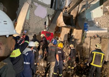 “28 Nëntori i sivjetëm na gjen të goditur fort, por jo të thyer”, gjendet një flamur kombëtar nën rrënoja