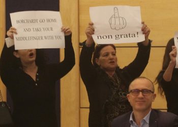 Gishti i mesit, vajzat militante të PD-së i prishin takimin ambasadorit të OSBE-së (FOTO)