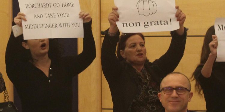 Gishti i mesit, vajzat militante të PD-së i prishin takimin ambasadorit të OSBE-së (FOTO)