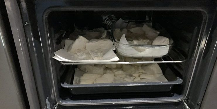 Kokainë e fshehur në sobë, shqiptarët bëjnë reagimin që s’pritej ndaj policisë greke