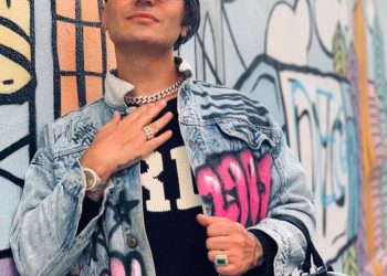 Biznesmeni gay nga Tepelena vijon të tallet: Kur harron katundarinë shqiptare (FOTO)