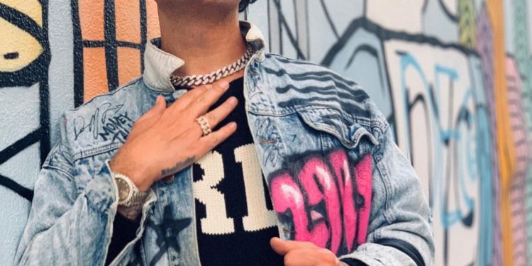 Biznesmeni gay nga Tepelena vijon të tallet: Kur harron katundarinë shqiptare (FOTO)