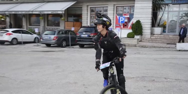 “Urban Downhill” në Gjirokastër, çmimin e parë e merr një djalë nga Kosova