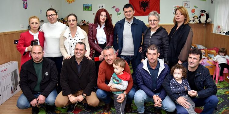 Gjirokastër, ish maturantët e vitit ’95 dhurojnë krevate për çerdhen “Cicërimat”