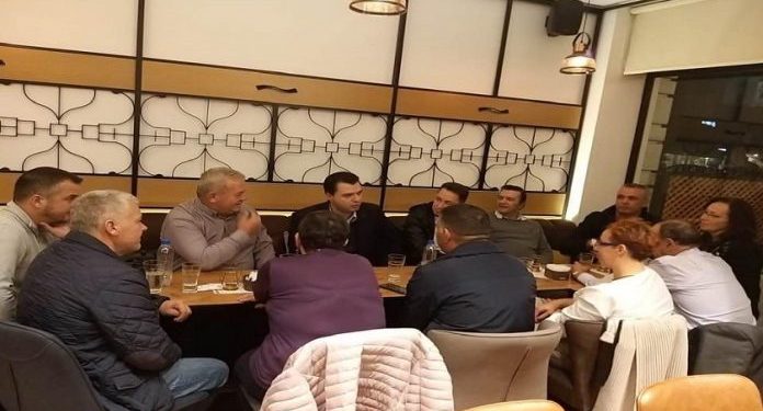 Lulzim Basha mbledh në kafe drejtuesit e PD Gjirokastër